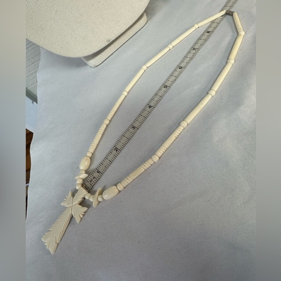 Old Carved bone cross necklace - Picture 3 of 4